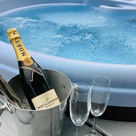 Lazy Bunny With Hot Tub *